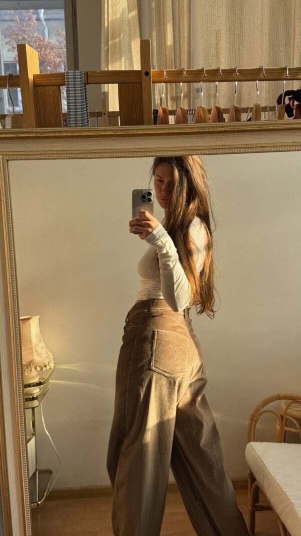 EGZT ALYVUOGIŲ SPALVOS VELVETINĖS KELNĖS